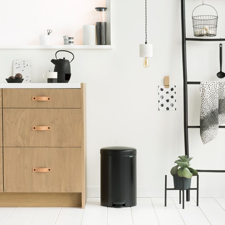 Schafer ₺5.799,00.*- Brabantia Newicon Matt Black Pedalli Çöp Kutusu 20 L