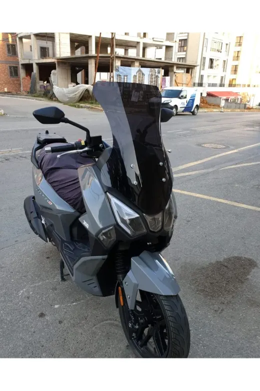 SYM Joyride 300 Ön Cam 2023-2026 Model 65cm Siyah Renkli 4mm ORTA BOYLU