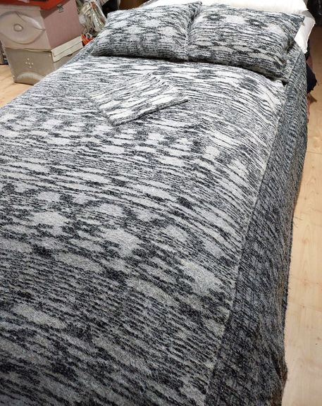 Tavşan Tüyü Peluş El Dokuma Yumuşak Dokulu Çift Kişilik Yatak Örtüsü 280x260 Siyah Beyaz
