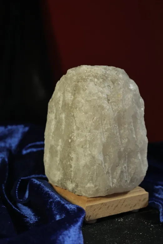 TUZCU KENAN GRI-DGL-TZL-23 Çankırı 2-3 Kg Gri Doğal Tuz Lambası Ahşap Kaideli Dekoratif Ortam Lambası