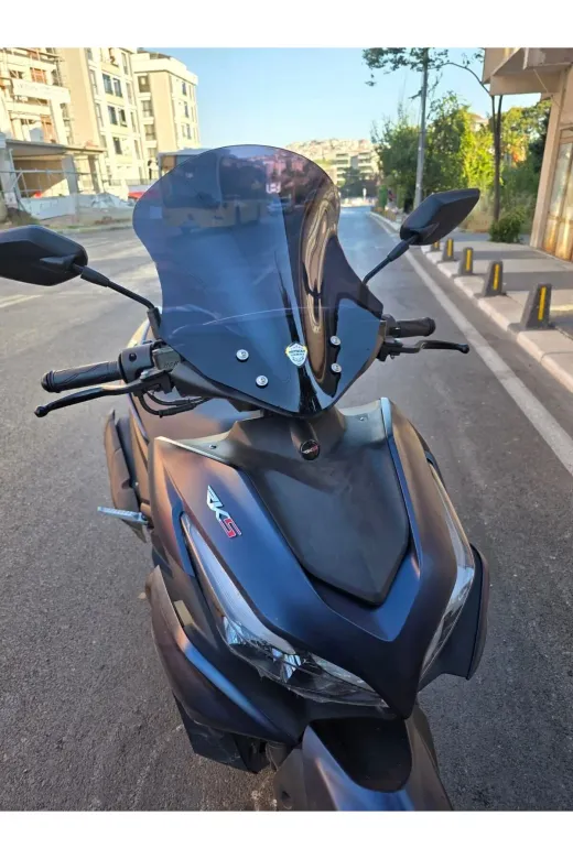 Yamaha Mio Aerox 125 Ön Cam 2023-2026 Model 43cm Siyah Renkli 4mm SPORTİF
