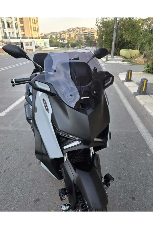 Yamaha Xmax Techmax Ön Cam 2025-2026 Model 39cm Füme Renkli 4mm Asansörlü