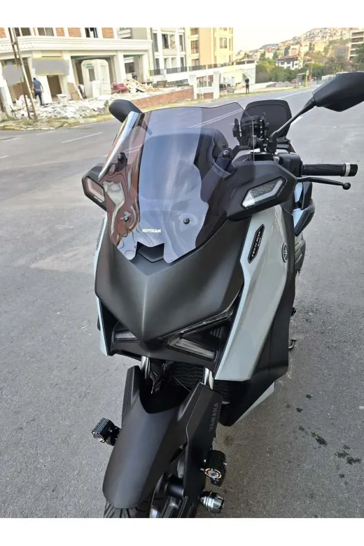 Yamaha Xmax Techmax Ön Cam 2025-2026 Model 39cm Füme Renkli 4mm Asansörlü
