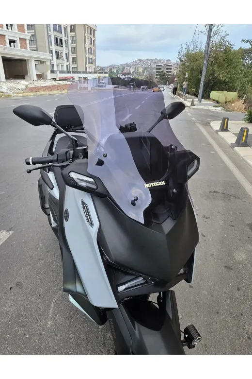 Yamaha Xmax Techmax Ön Cam 2025-2026 Model 63cm Füme Renkli 4mm Asansörlü