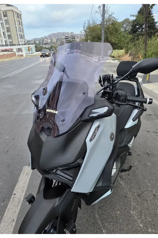 Yamaha Xmax Techmax Ön Cam 2025-2026 Model 63cm Füme Renkli 4mm Asansörlü