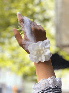 YNT İthalat SM-SMRBRİDE-BİLEKLİK-BEYAZ Bride To Be Nedime Gelin Bilekliği Tüy Ve İnci Boncuk Detaylı Beyaz Renkli Bekarlığa Veda Partisi Bilekliği 10 Adet