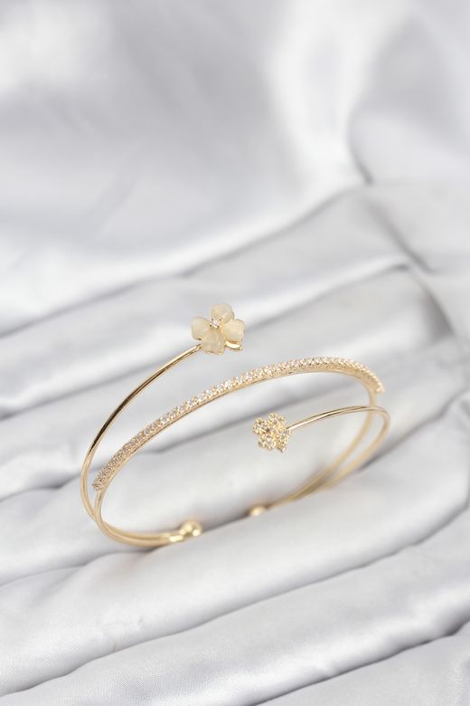 Yonca Çiçek Model Pirinç Gold Renk Kadın Bileklik