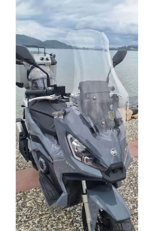 Yuki Xway 125 Ön Cam 2023-2026 Model 65cm Şeffaf Renkli 4mm ORTA BOYLU