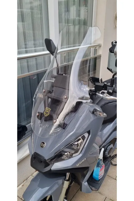 Yuki Xway 125 Ön Cam 2023-2026 Model 65cm Şeffaf Renkli 4mm ORTA BOYLU