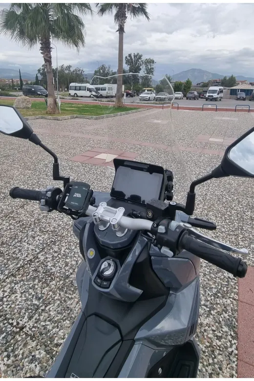 Yuki Xway 125 Ön Cam 2023-2026 Model 65cm Şeffaf Renkli 4mm ORTA BOYLU