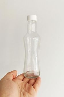 Anda 57855210125792580184975 250 Ml Şeffaf İnce Belli Kapaklı Cam Şişe 250 Cc Meşrubat Şişesi 6 Adet Beyaz Kapak 7009