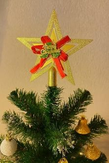 Diğer 57858324442743999283959 Yılbaşı Ağacı Yıldızı Kırmızı Kurdelalı Merry Christmas Yazılı Yılbaşı Süsü