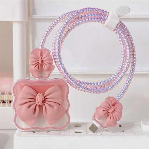 Diğer 57858324449127399283959 Psr Aksesuar Şarj Aleti Kılıfı & Kablo Koruyucu Set 18W/20W Uyumlu Adaptör Kılıfı, Kablo Düzenleyici, Şarj Ucu Koruyucu 4'lü Set Pembe Kurdele Acı Kahve