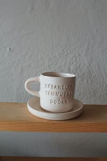 Diğer 57858324452071399283959 Seramik Kahve Fincanı Tabağı Seti, Efsaneler Temmuzda Doğar Yazılı, Krem Renk, El Yapımı Tasarım Açık Gri