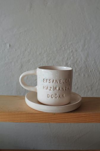 Diğer 57858324452238699283959 Seramik Kahve Fincanı Tabağı Seti, Efsaneler Hazıranda Doğar Yazılı, Bej, El Yapımı Tasarım Açık Gri