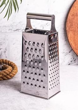 Diğer 57858324452623099283959 Metal Rende, Paslanmaz Çelik, Çok Amaçlı Ve Dayanıklı Tasarım, Sebze, Peynir Ve Meyve Rendesi, Ergonomik Saplı, Kolay Temizlenebilir, Mutfak İçin Pratik Ve Şık Açık Gri