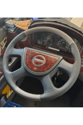 DİKİŞLİ DİREKSİYON KILIFI KOYU GRİ DERİ AÇIK GRİ DERİ SİYAH DİKİŞLİ ISUZU NOVO OTOBÜS İÇİN
