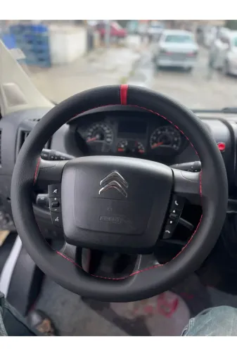 DİKİŞLİ DİREKSİYON KILIFI SİYAH DERİ KIRMIZI YÜZÜK KIRMIZI DİKİŞLİ FIAT DUCATO FOTODAKİ ARAÇ İÇİN