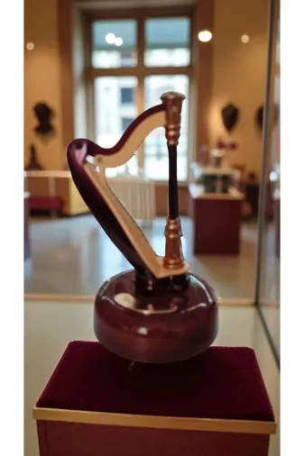 FAMEMUS ACCESSORY dfsdgdsg Kendi Etrafında Dönen Çok Sık Müzik Kutusu