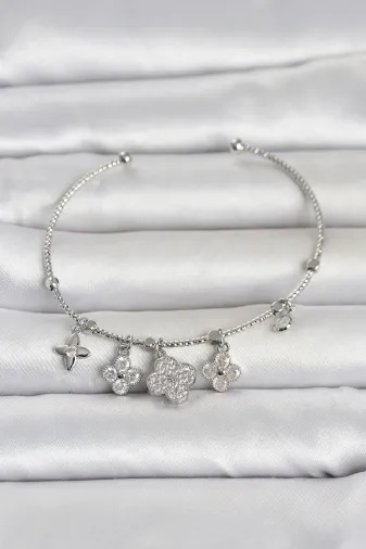 Gümüş Renk Pirinç Yonca Detaylı Charmlı Kadın Bileklik TJ-BB8483