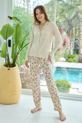 Kadın Desenli Önü Düğmeli Yumuşak Milan Kumaş Pijama Takımı 250347-3 Krem01