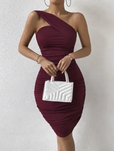 Kadın Omuzlardan Açık Omuzdan Geçen Asimetrik şerit Detaylı Büzgülü Kısa Dalgıç Elbise - 2XL-3XL - Bordo