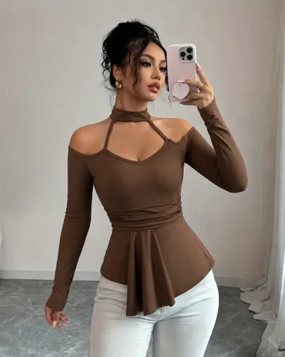 Kadın Omuzlardan Açık Yarı Balıkçı Yaka Uzun Kollu V Yakalı Onu Pileli Viskon Bluz - L-XL - Kahve