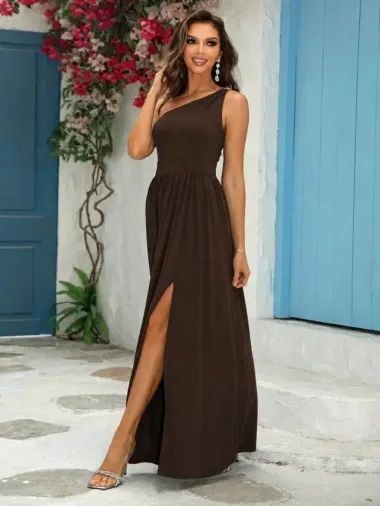 Kadın Tek Omuzdan Askılı Toka Detaylı Yandan Yırtmaçlı Uzun Janjan Krep Elbise - L-XL - Kahve