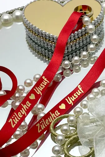 Lora Davet Incili Isimli Söz, Nişan, Yüzük Kurdelesi Peçete Hediyeli-Dökülmeyen İnci-Altın Yazı Kırmızı 42272