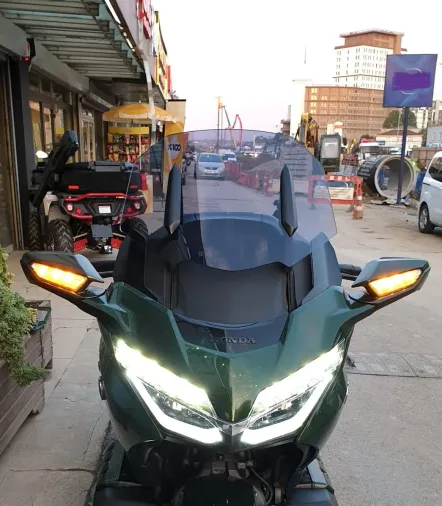 MOTOCAM Honda Goldwing Bagger Ön Cam 2018-2023 Model 38cm Füme Renkli 4mm ORTA BOYLU