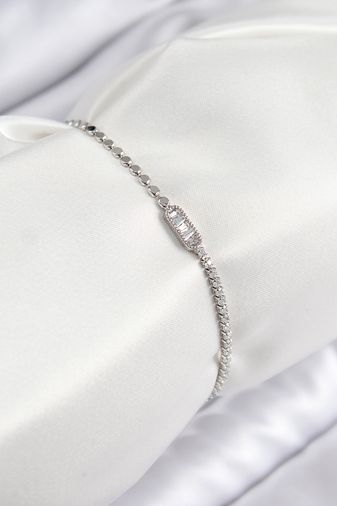 Pirinç Zirkon Taşlı Dikdörtgen Model Ezme Zincir Gümüş Renk Kadın Bileklik