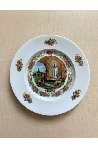 SANAT TACİRİ 7443444 Avrupa Tabak Lourders Yazılı Tabak Meryem Ana Temalı Kase Sırlı Porselen Tabak
