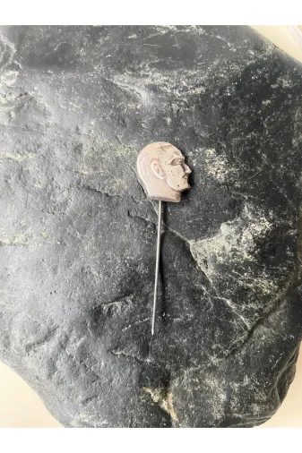 SANAT TACİRİ EK60V7N1741 Gümüş Renk Nadir Atatürk Rozeti İğneli Rozet Yaka Broşu (Not:gümüş Olma İhtimali Yüksek)