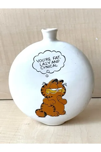 SANAT TACİRİ EK67U4ERFDC Koleksiyonluk 13Cm Porselen Garfield Matara Sen Şişmansin Tembelsin Ve Alaycisin Yazili Matara