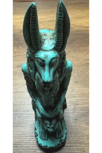 t camp anubis-02 Oturan Anubis El Yapımı Anubis – Antik Mısır Ölüler Tanrısı ( Doktor Tanrı) Figürü 28 Cm.