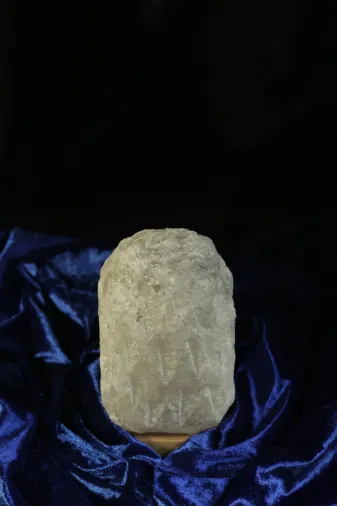 TUZCU KENAN GRI-DGL-TZL-23 Çankırı 2-3 Kg Gri Doğal Tuz Lambası Ahşap Kaideli Dekoratif Ortam Lambası