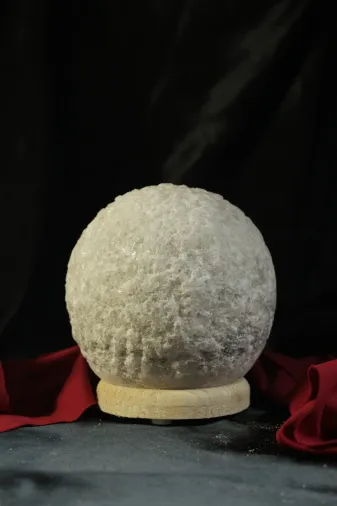 TUZCU KENAN KURE-GRI-TZL-01 Gri Esmer Tırtıklı Küre Tuz Lambası Ahşap Kaideli Dekoratif Ortam Lambası