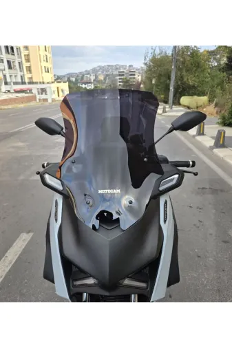 Yamaha Xmax Techmax Ön Cam 2025-2026 Model 63cm Siyah Renkli 4mm Asansörlü